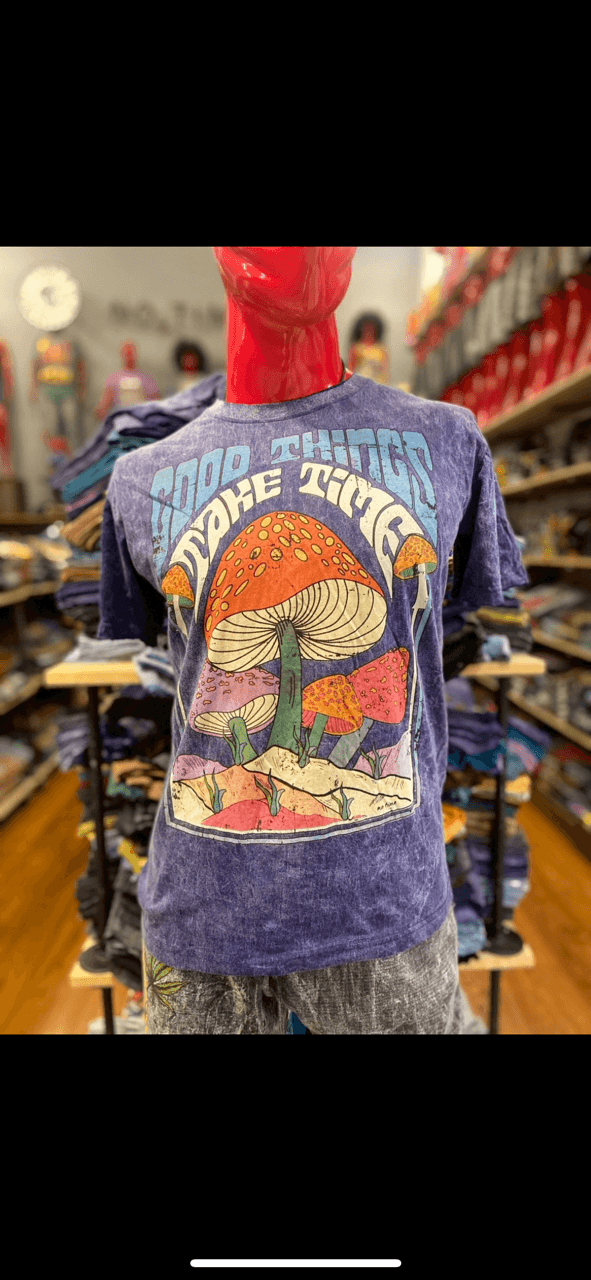 La t-shirt “Good Things Vibe Here” è un’esplosione di colori e vibes positive ispirata all’estetica psichedelica vintage.