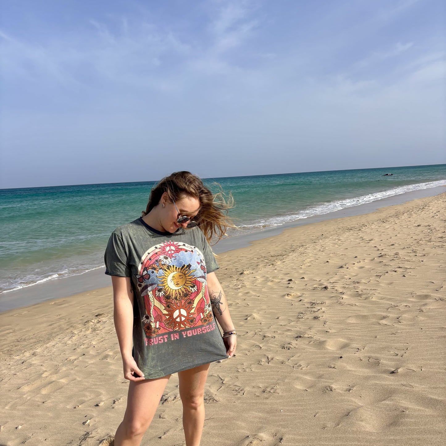La t-shirt “Trust in Yourself” unisce estetica psichedelica, simboli peace & love e vibes vintage in un design pieno di energia positiva.