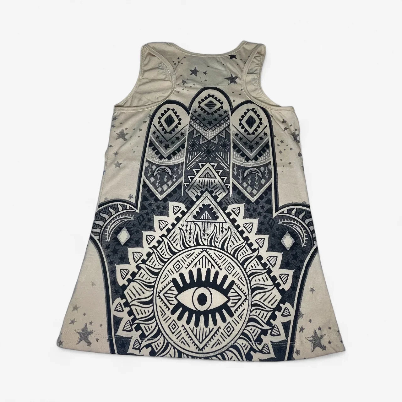 Canotta beige ql maglie con stampa Hamsa, occhio e mandala nero, sfondo stelle.