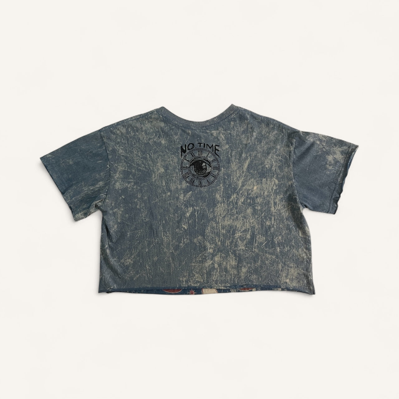 Crop top da donna blu vintage in cotone con grafica hippie psichedelica: simbolo Yin Yang decorato con funghi rossi, fiori e farfalle, retro.