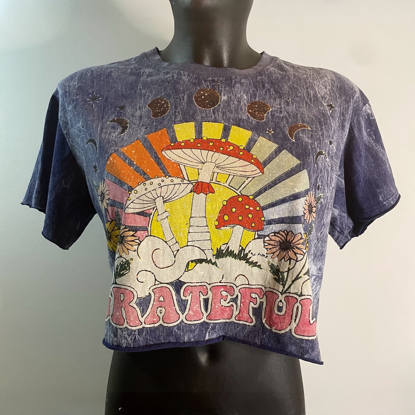 Crop top donna Grateful in cotone effetto vintage con stampa funghi psichedelici, fiori e scritta hippie anni ’70