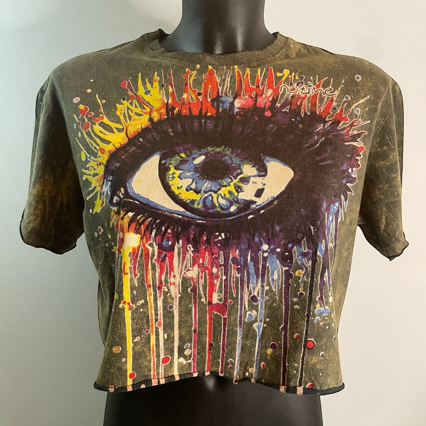 Crop top nero da donna in cotone con stampa artistica di un occhio psichedelico multicolore che cola in schizzi vivaci, model.