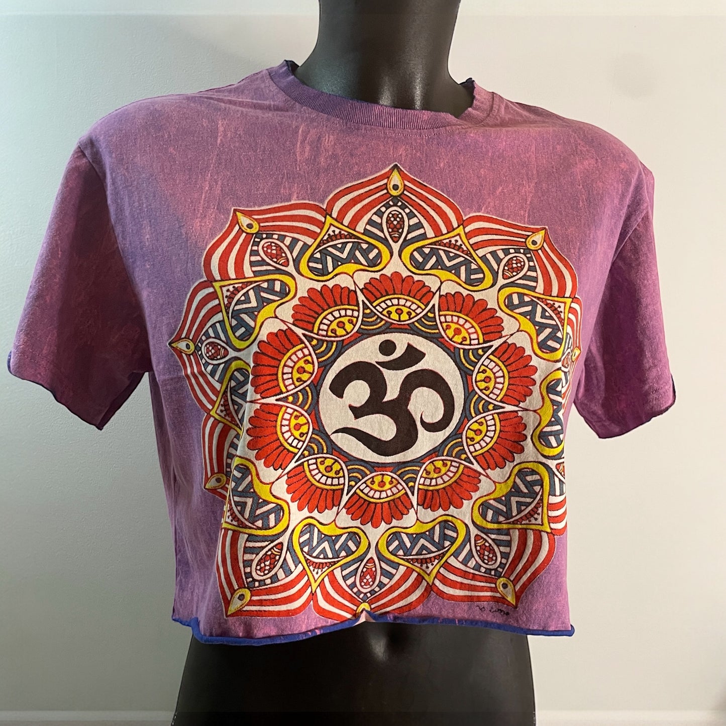Crop top da donna viola délavé con grande stampa mandala colorato e simbolo OM centrale, stile hippie e yoga, model1.
