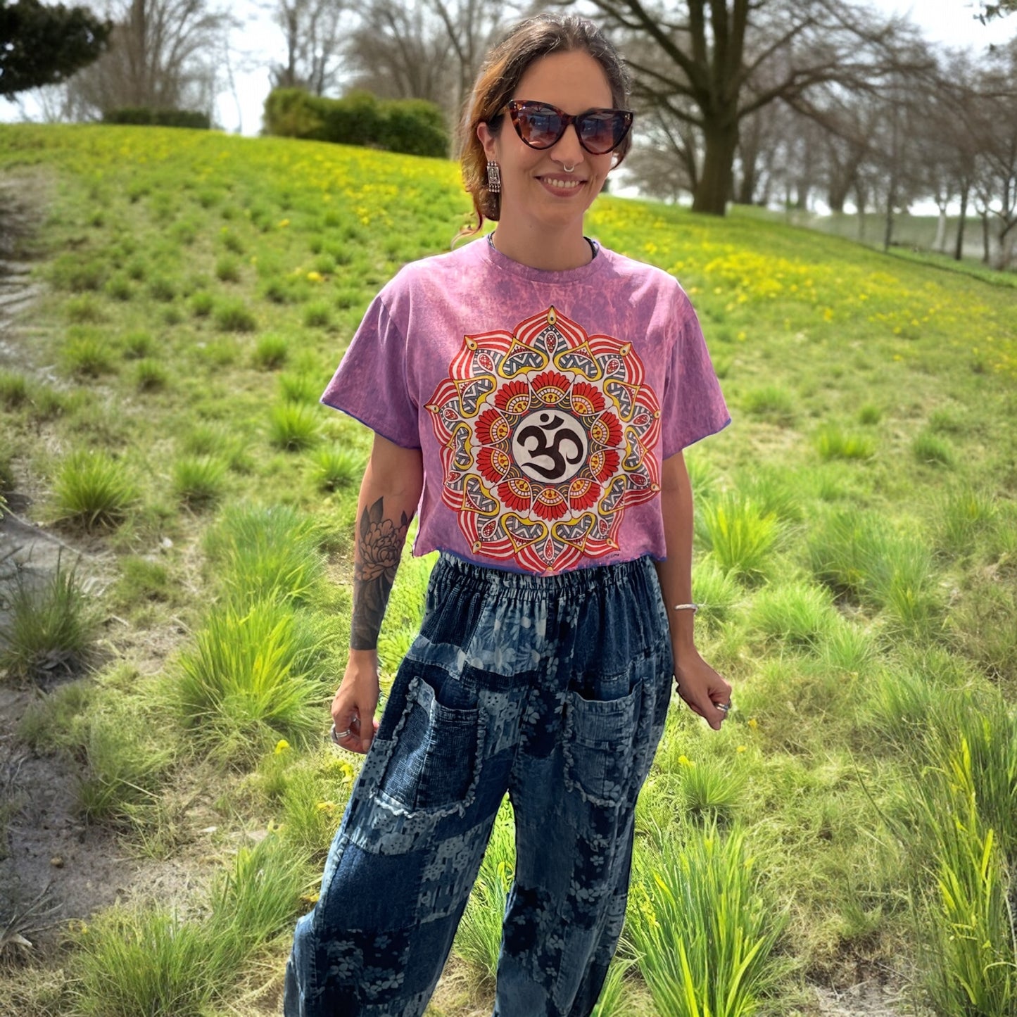 Crop top da donna viola délavé con grande stampa mandala colorato e simbolo OM centrale, stile hippie e yoga, model2.
