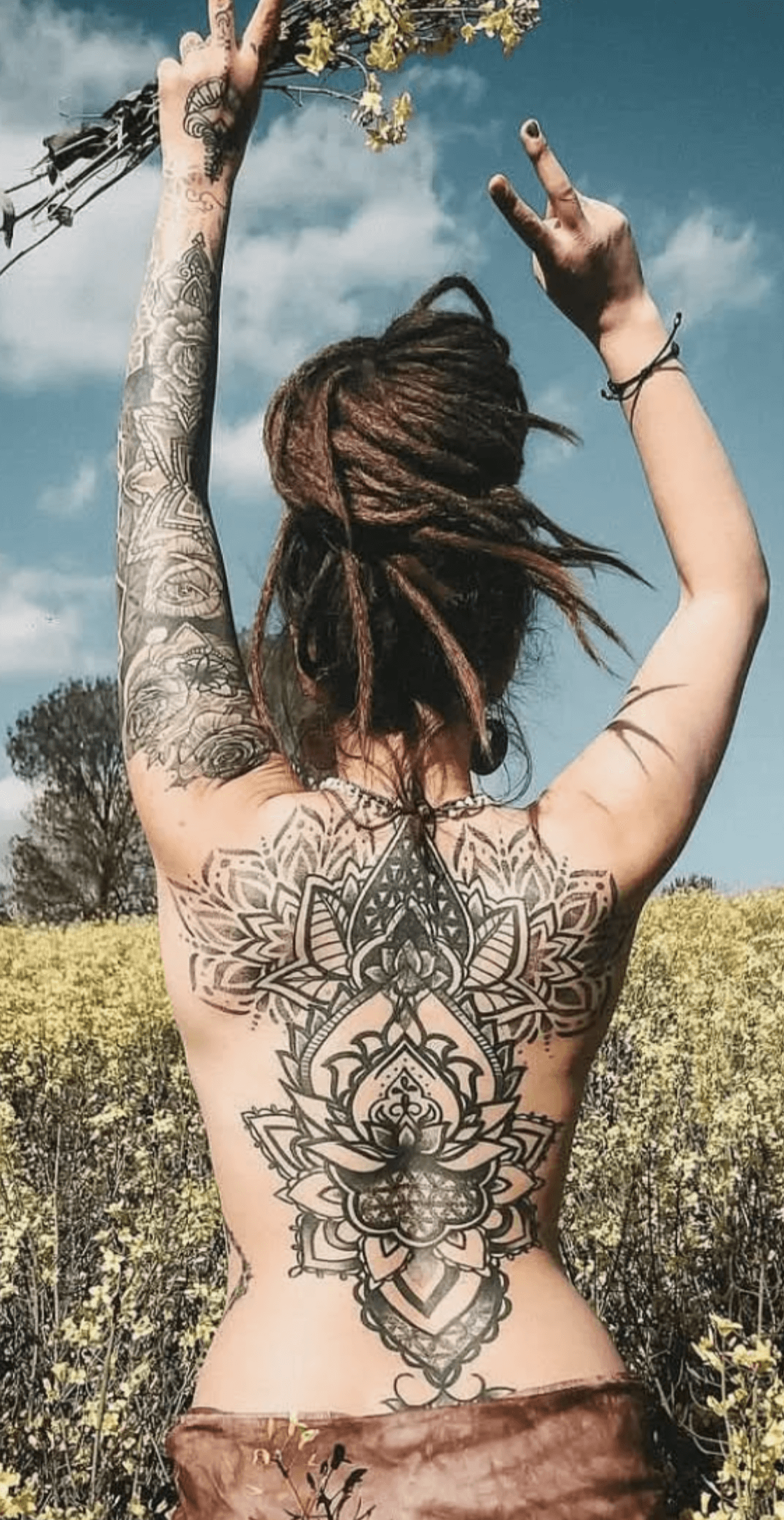 Hood donna Sure in cotone stropicciato marrone con cappuccio e grande stampa mandala a fiore di loto nera sul petto, tessuto leggero e pieghevole, tatoo.