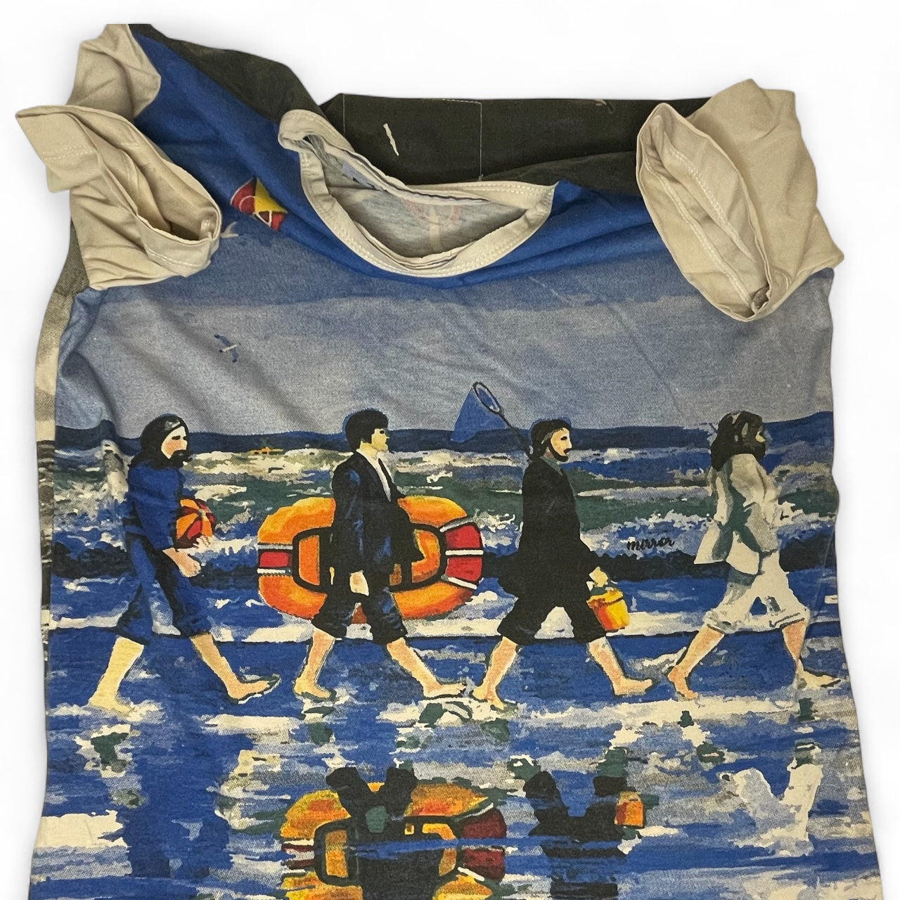 Maglietta unisex con illustrazione ironica dei Beatles che attraversano una spiaggia in stile Abbey Road, beige, dettaglio