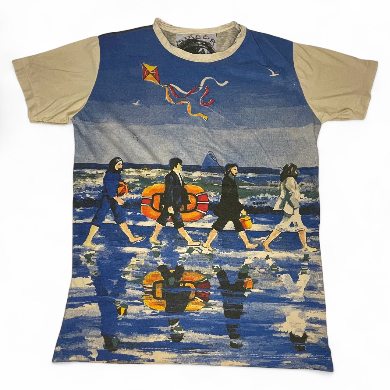 Maglietta unisex con illustrazione ironica dei Beatles che attraversano una spiaggia in stile Abbey Road, beige