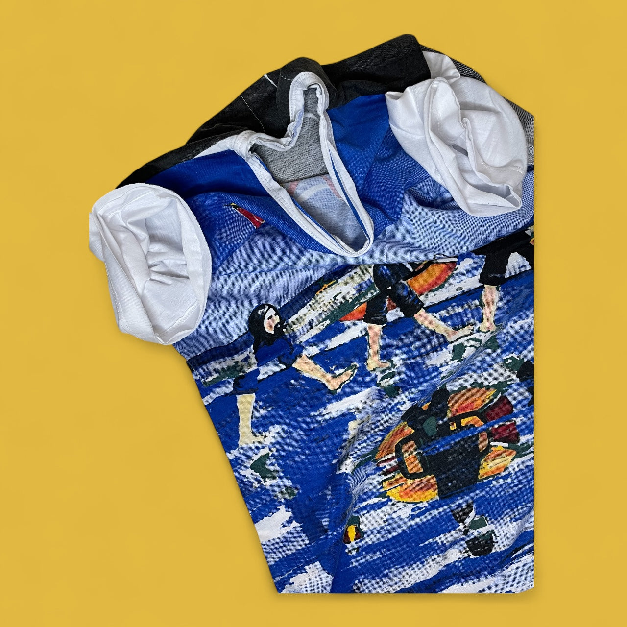 Maglietta unisex con illustrazione ironica dei Beatles che attraversano una spiaggia in stile Abbey Road, dettaglio