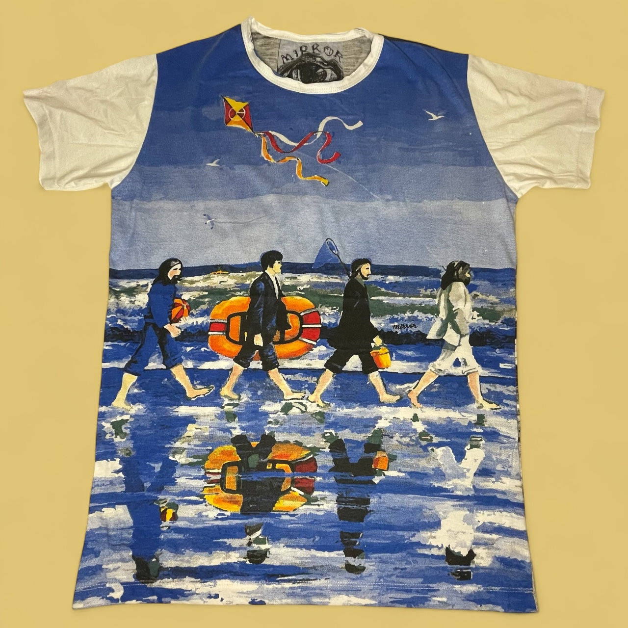Maglietta unisex con illustrazione ironica dei Beatles che attraversano una spiaggia in stile Abbey Road