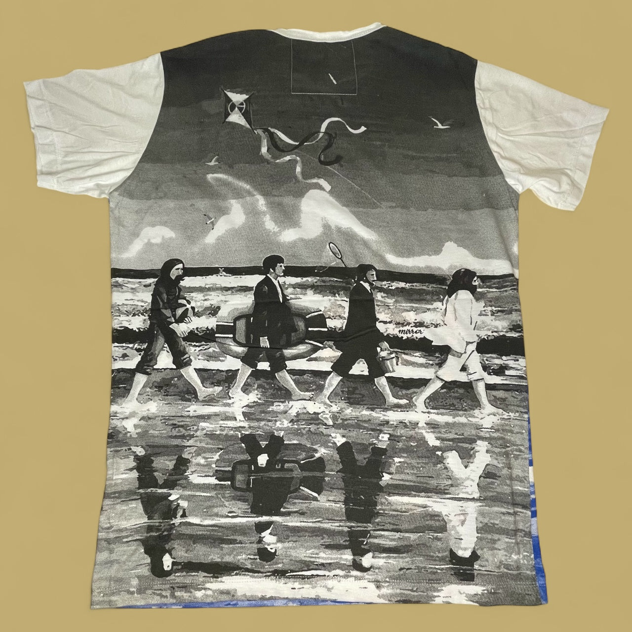 Maglietta unisex con illustrazione ironica dei Beatles che attraversano una spiaggia in stile Abbey Road, retro