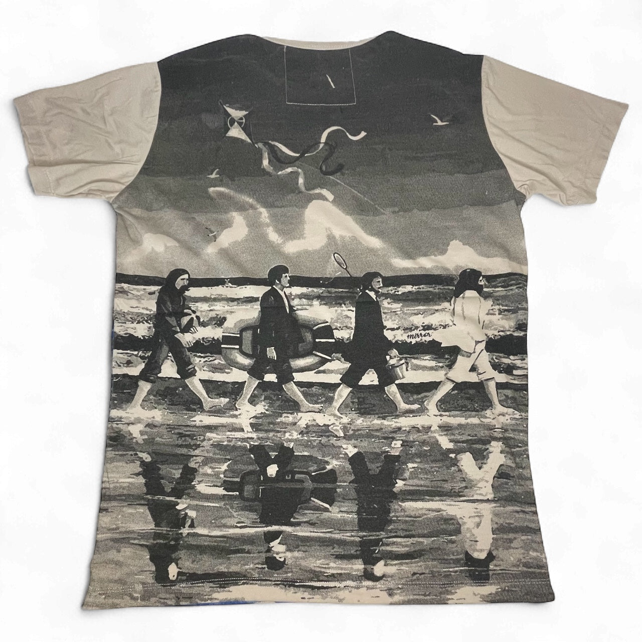 Maglietta unisex con illustrazione ironica dei Beatles che attraversano una spiaggia in stile Abbey Road, beige, retro