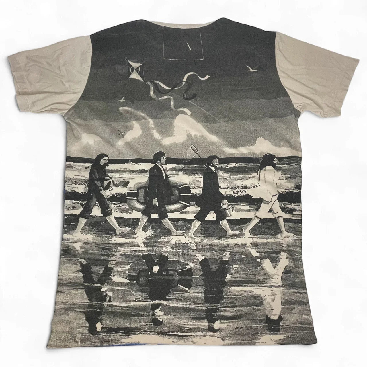 Maglietta beige unisex estiva in stile retro con stampa ispirata a Abbey Road sulla spiaggia