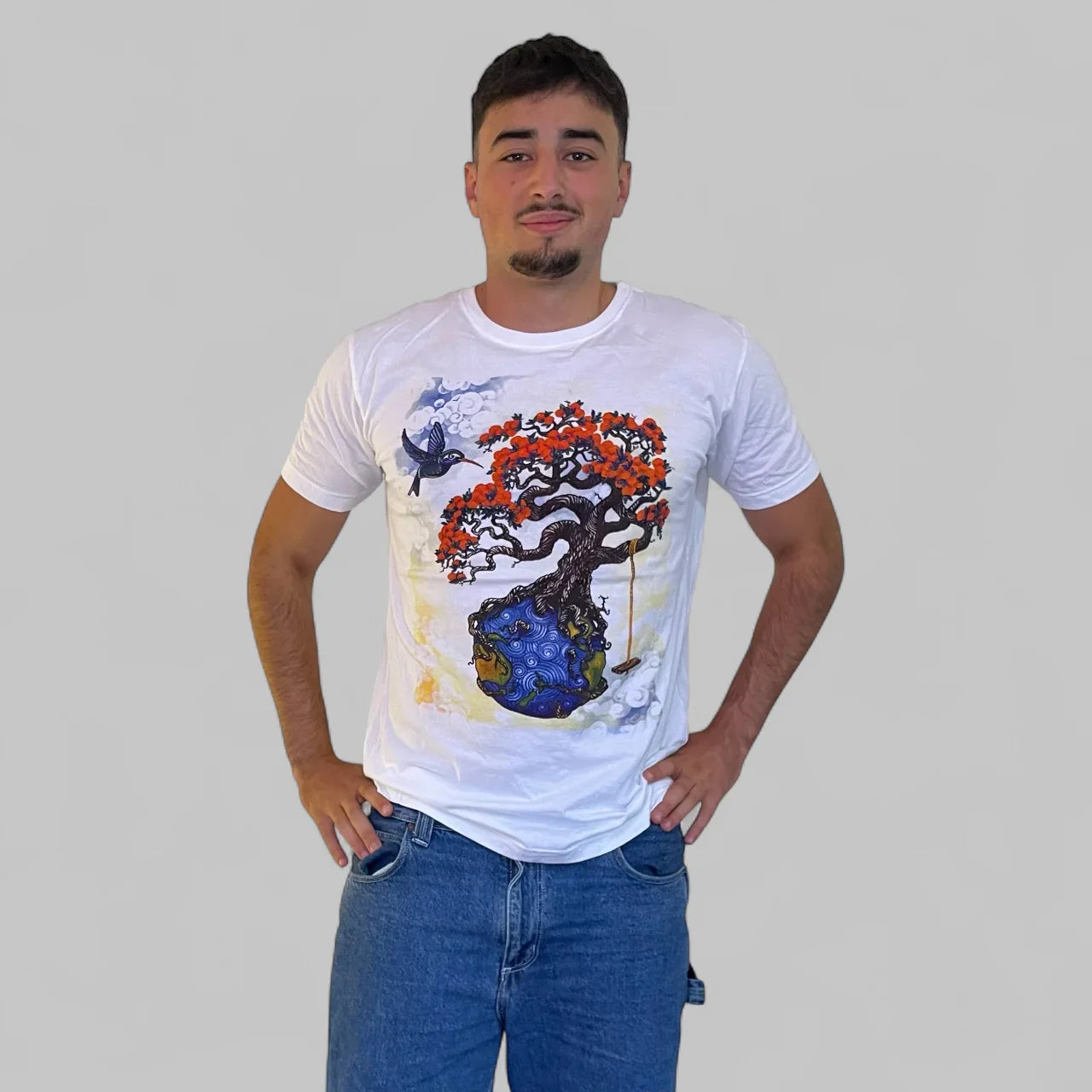 Maglietta bianca ql maglie con stampa albero, mondo e uccello, moda comunicativa uomo.