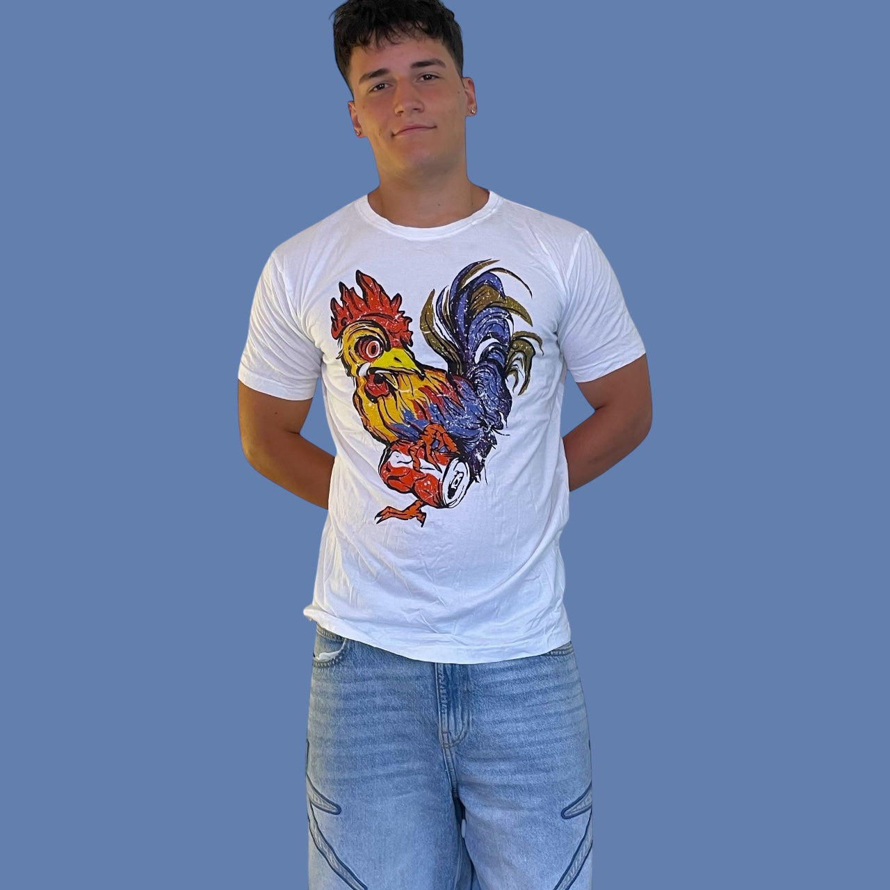 Maglietta bianca unisex in cotone con stampa artistica di un gallo colorato che calpesta una lattina, model1.
