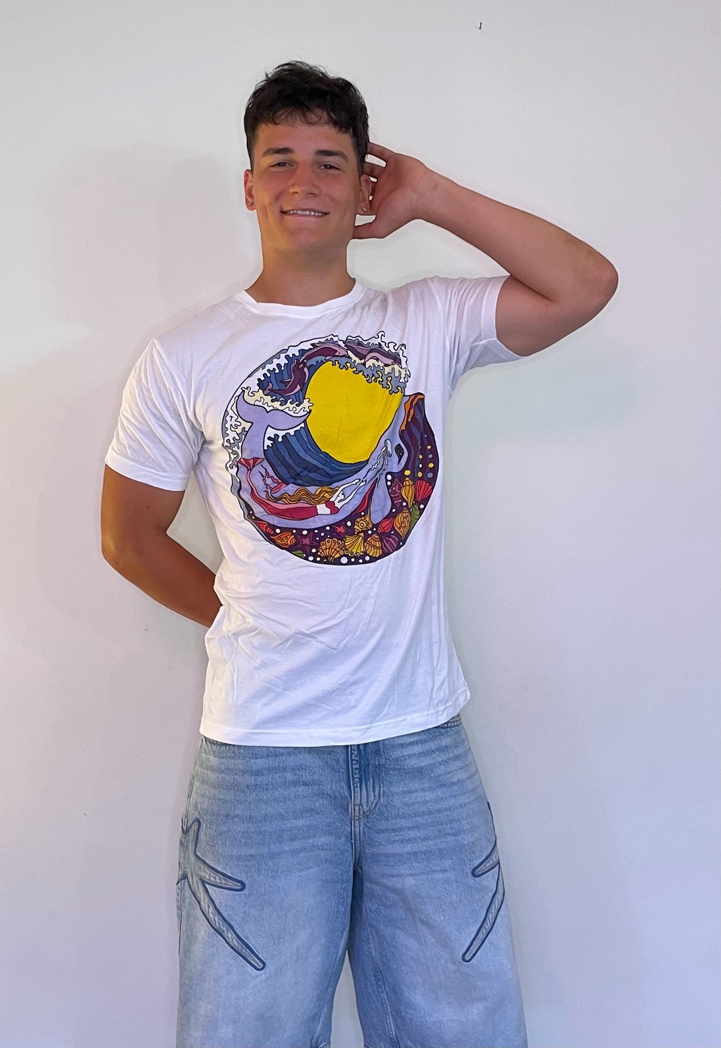 Maglietta bianca unisex in cotone con stampa psichedelica di onda, luna e sirena colorata,live.