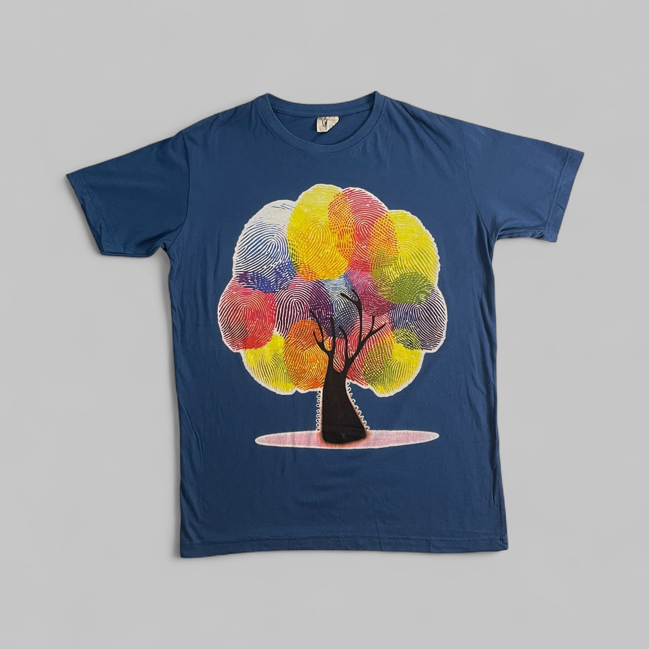 Maglietta blue unisex in cotone con stampa artistica di un albero con foglie create da impronte digitali multicolore.