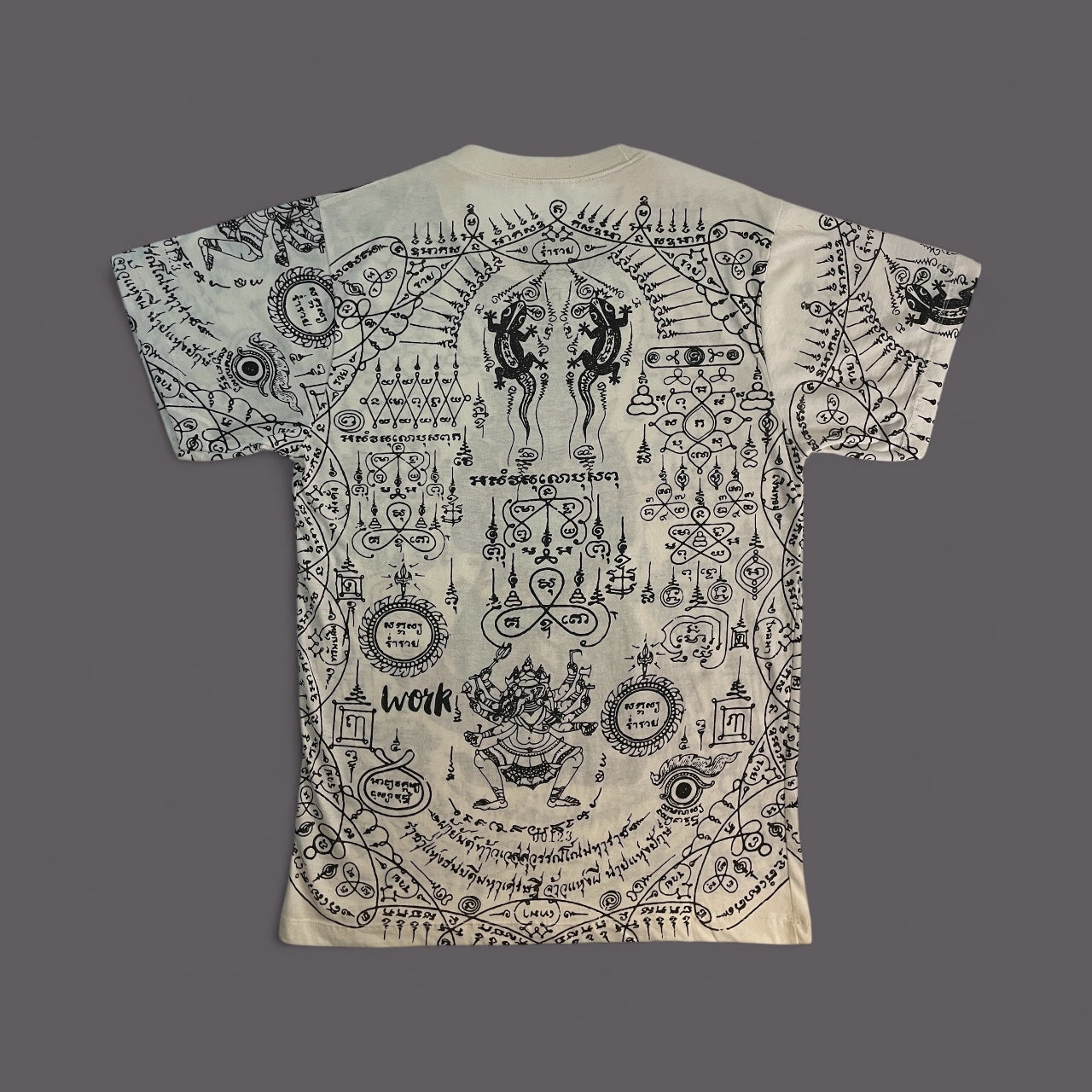 Maglietta unisex bianca in cotone con stampa raffigurante una divinità orientale protettiva e simboli mistici thailandesi in stile Sak Yant, retro