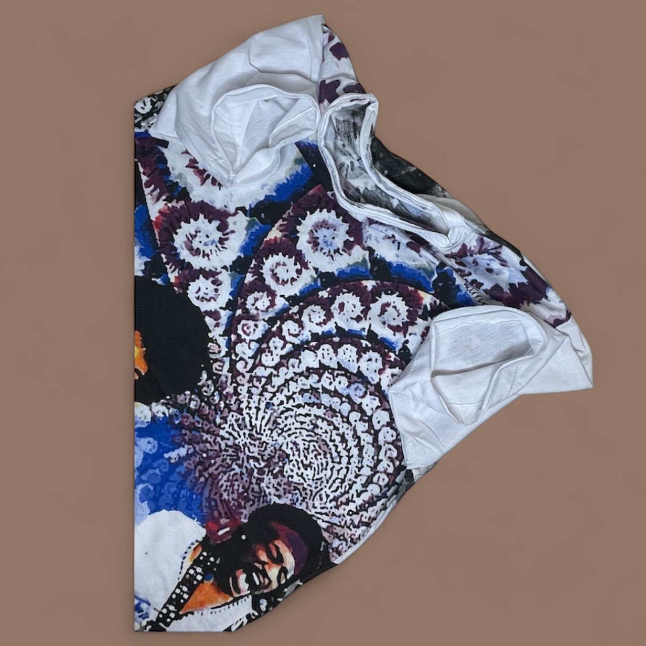 Maglietta unisex con stampa psichedelica di Jimi Hendrix in concerto, stile anni '70 con sfondo caleidoscopico, dettaglio