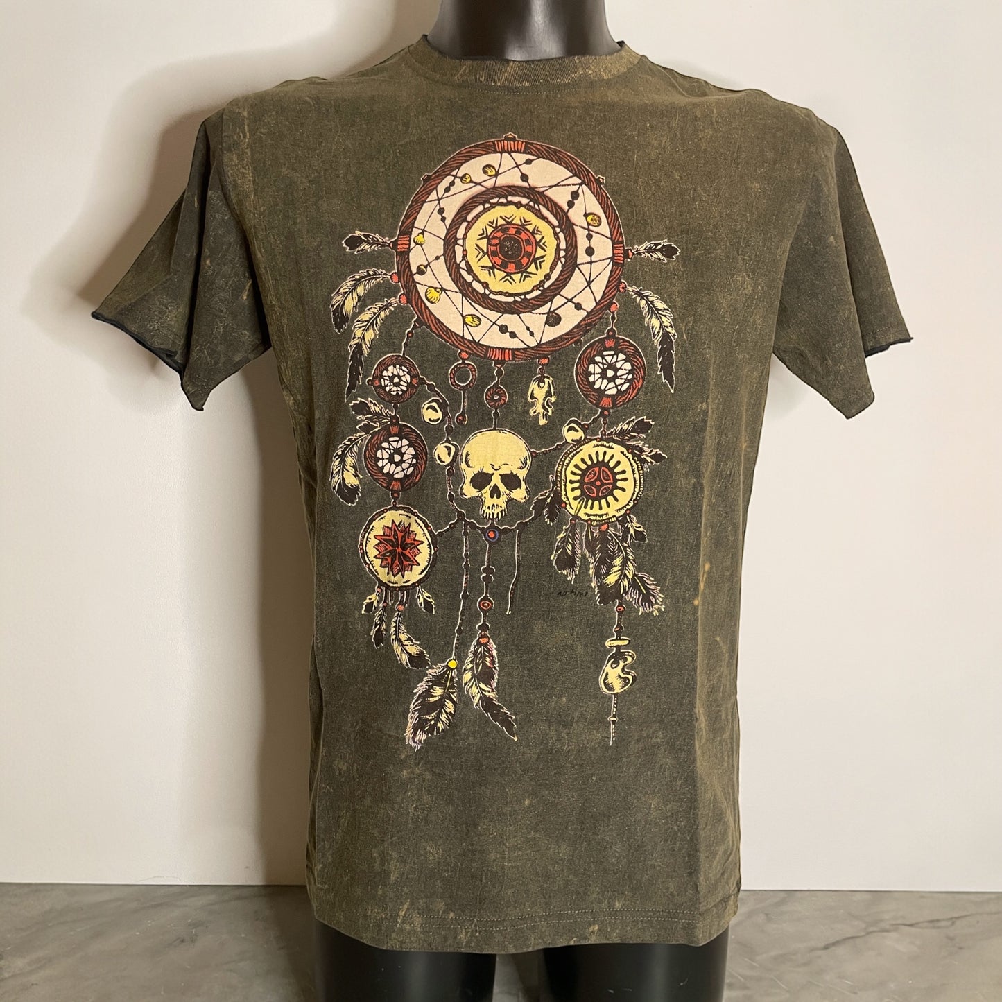 Maglietta unisex in cotone effetto vintage con stampa dreamcatcher decorato da piume, simboli tribali e teschio centrale, stile boho rock, model1