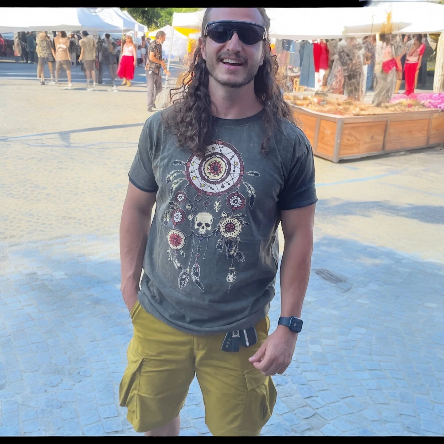 Uomo con maglietta unisex dreamcatcher teschio vintage QL Maglie, look casual estivo.