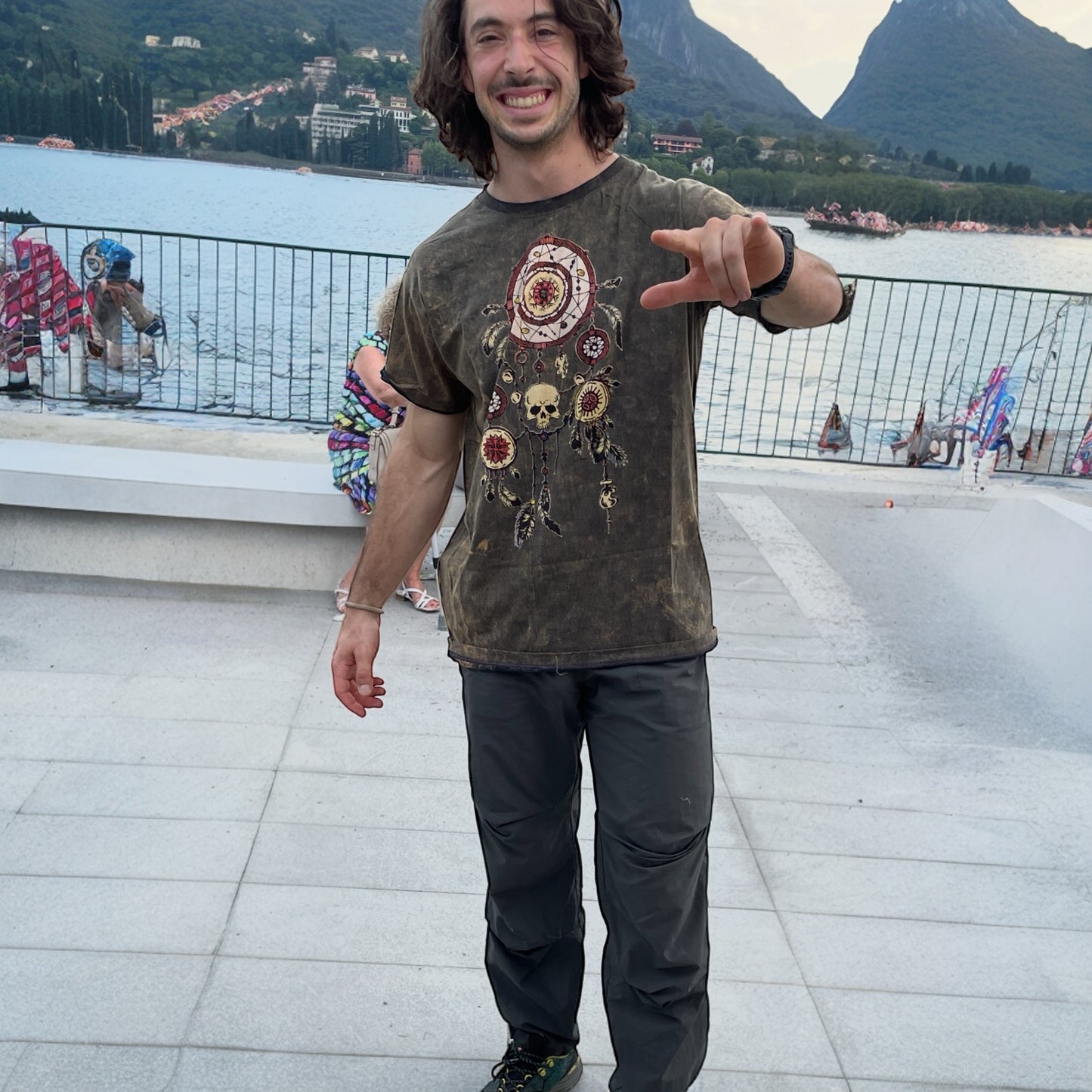 Maglietta unisex in cotone effetto vintage con stampa dreamcatcher decorato da piume, simboli tribali e teschio centrale, stile boho rock, model3