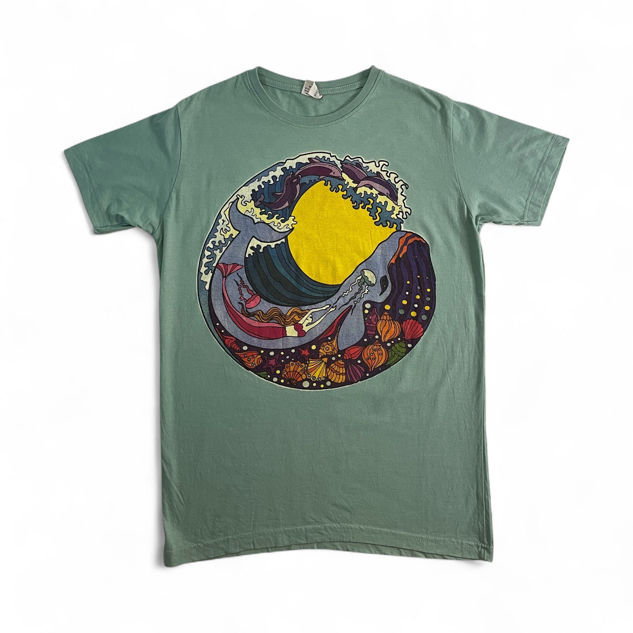 Maglietta verde unisex in cotone con stampa psichedelica di onda, luna e sirena colorata.
