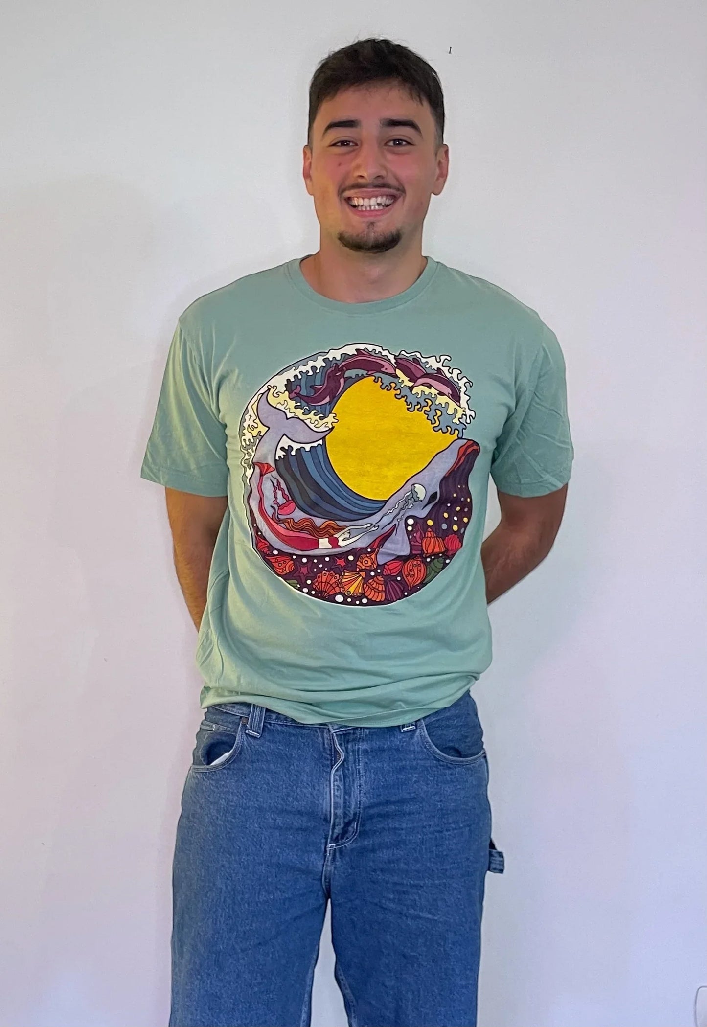 Maglietta verde ql maglie con stampa onda luna sirena psichedelica, indossata da uomo sorridente