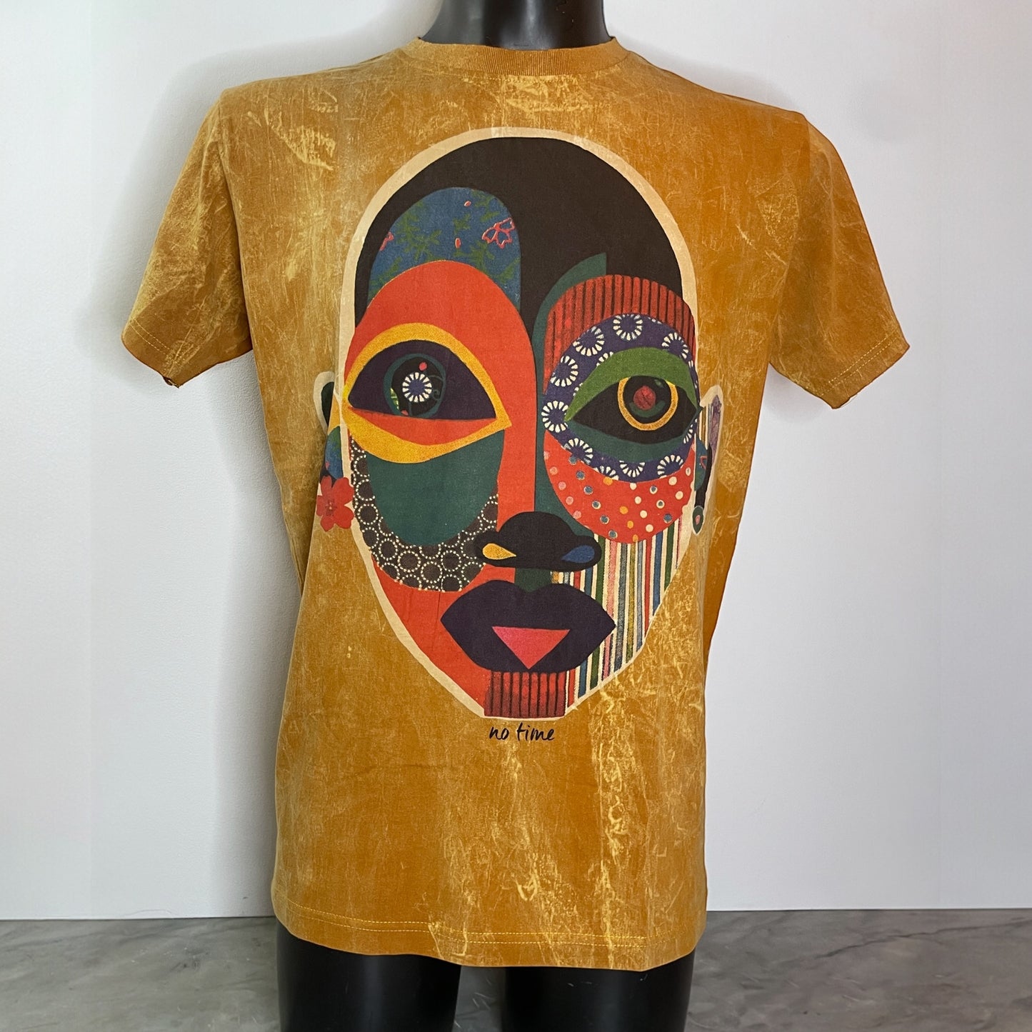Maglietta unisex color ocra effetto vintage con stampa frontale volto astratto a mosaico multicolore, model1