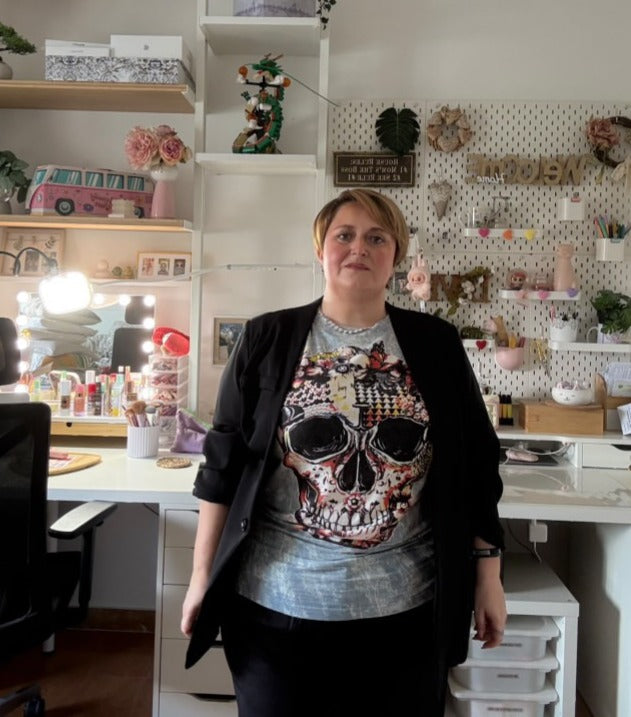 T-shirt stonewash blu con grande stampa teschio decorato da fiori e pattern artistici, maglietta unisex, indossata da una modella.