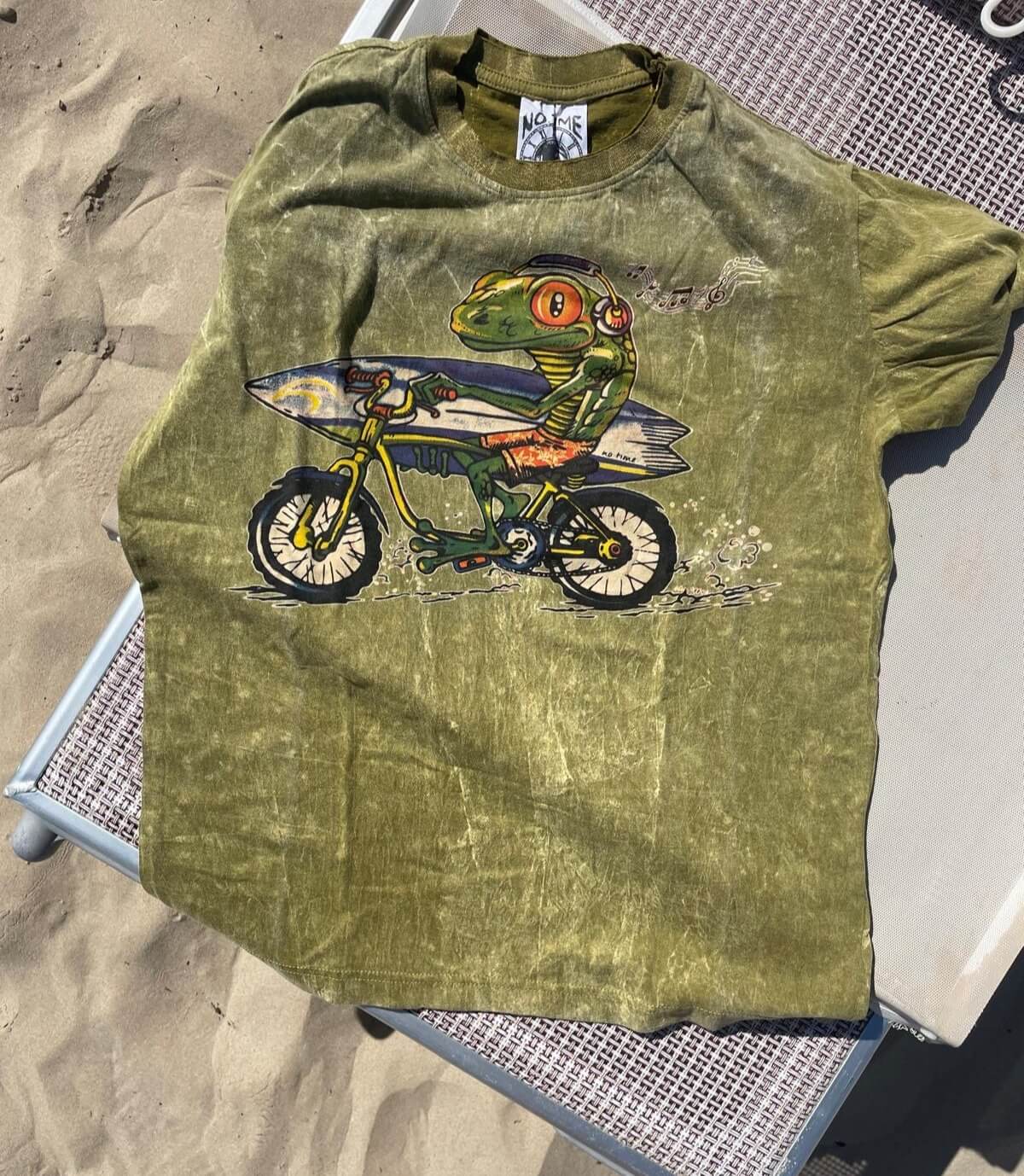 Maglietta verde vintage unisex con stampa rana su bici e tavola da surf “Frog Rider", dettaglio.