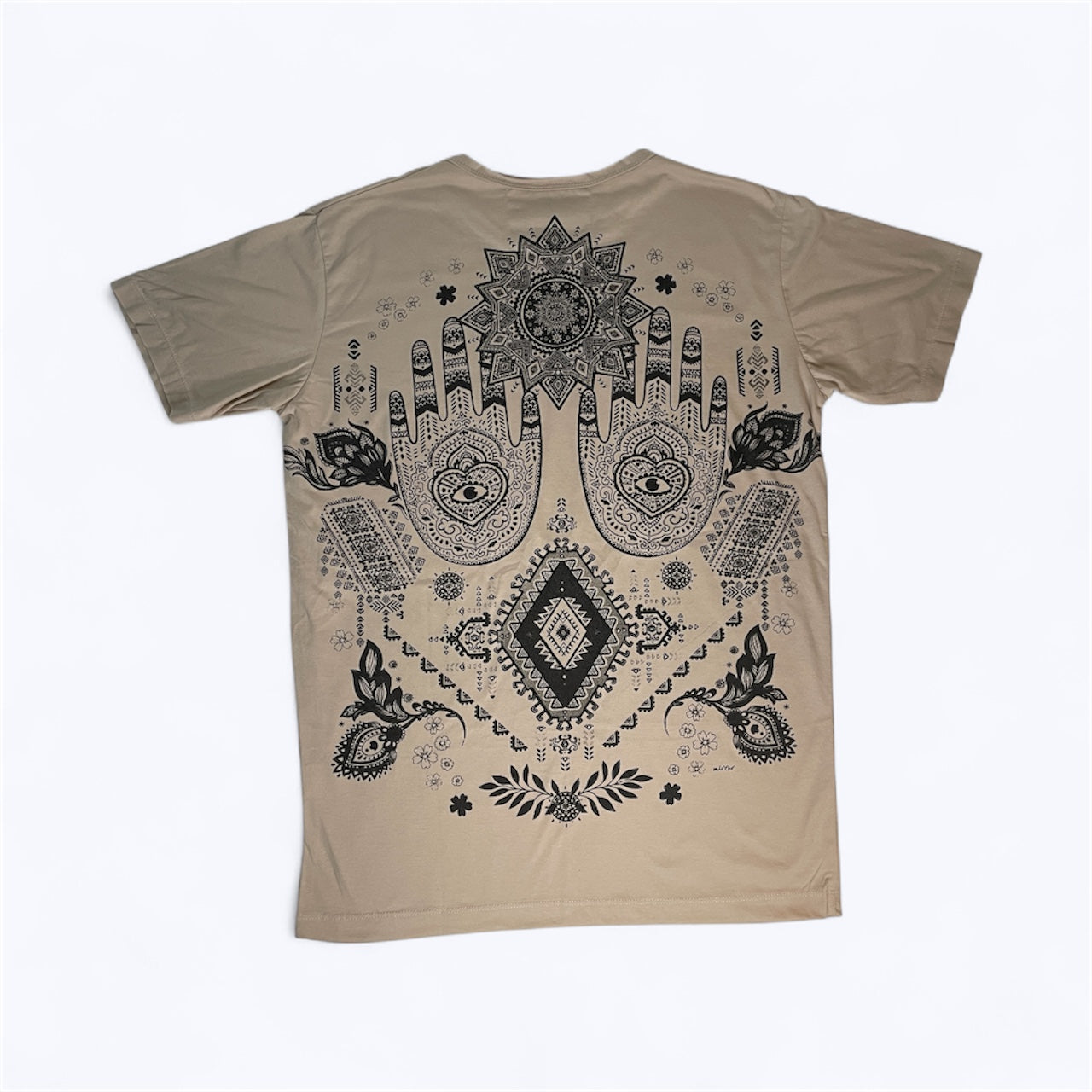 Maglietta unisex beige con grande sfrontale Hamsa boho: mani decorate, motivi geometrici e dettagli bianco e nero, back.