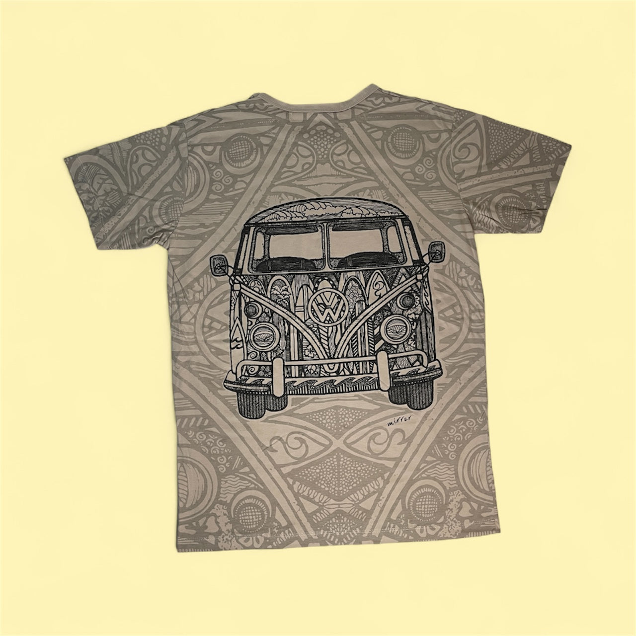 Maglietta unisex grigio con stampa: furgoncino vintage bianco nero su sfondo ornamentale, back.