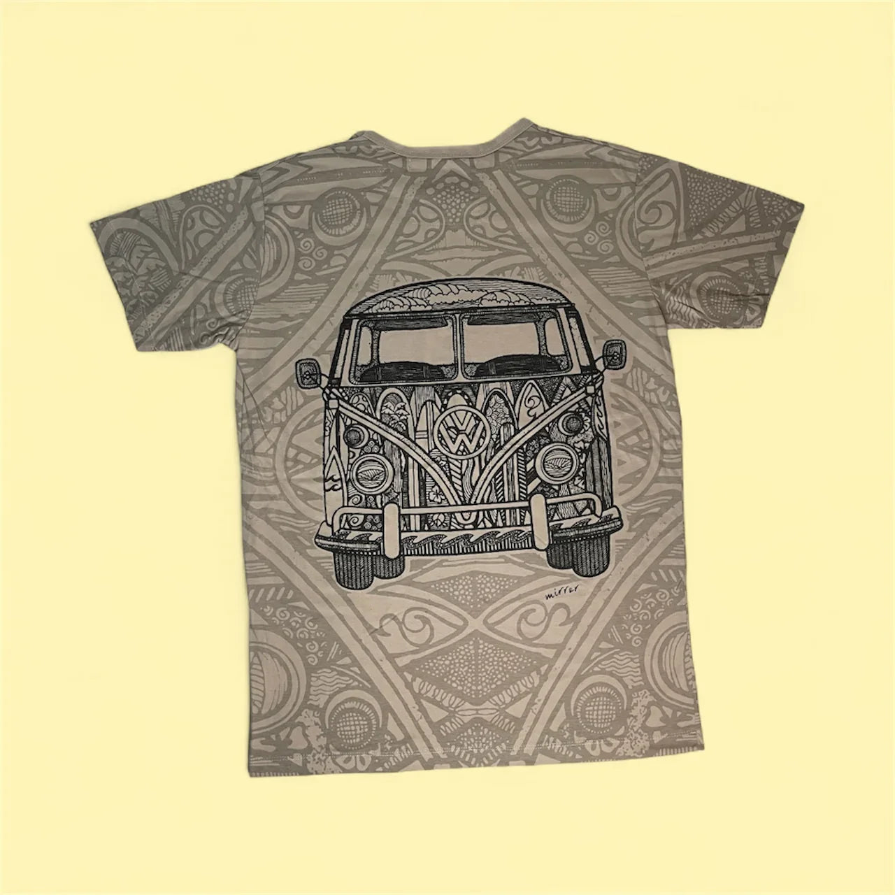 Maglietta unisex grigio con stampa: furgoncino vintage bianco nero su sfondo ornamentale, back.