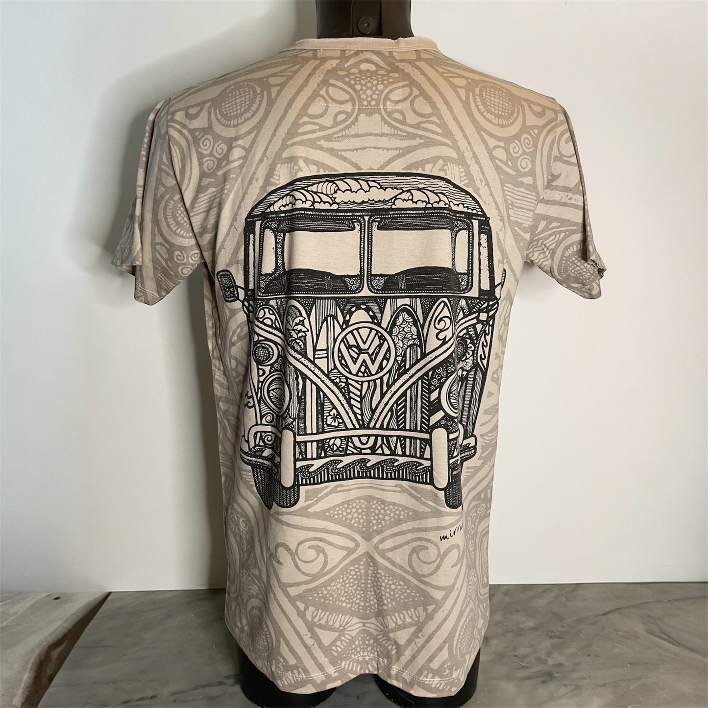 Maglietta unisex grigio con stampa: furgoncino vintage bianco nero su sfondo ornamentale, back.