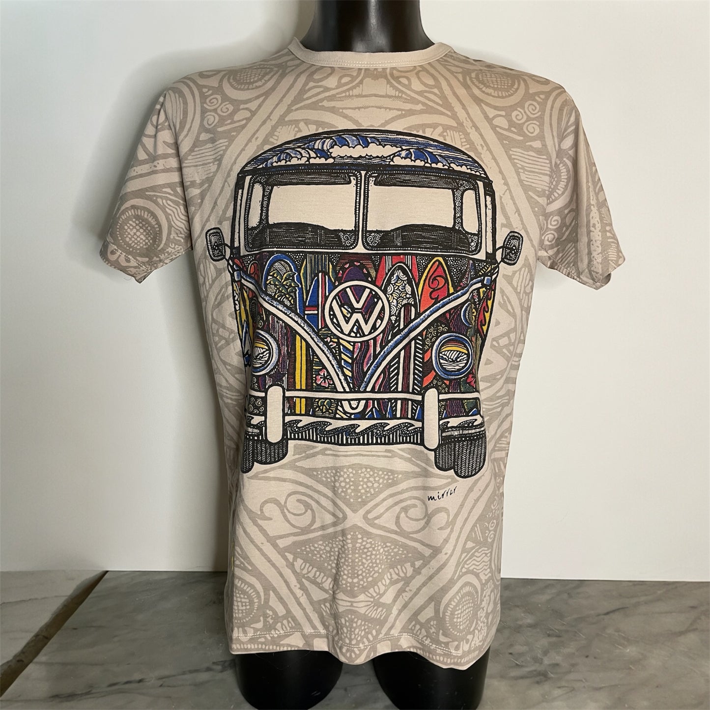 Maglietta unisex grigio con stampa frontale: furgoncino vintage colorato su sfondo ornamentale, on model.