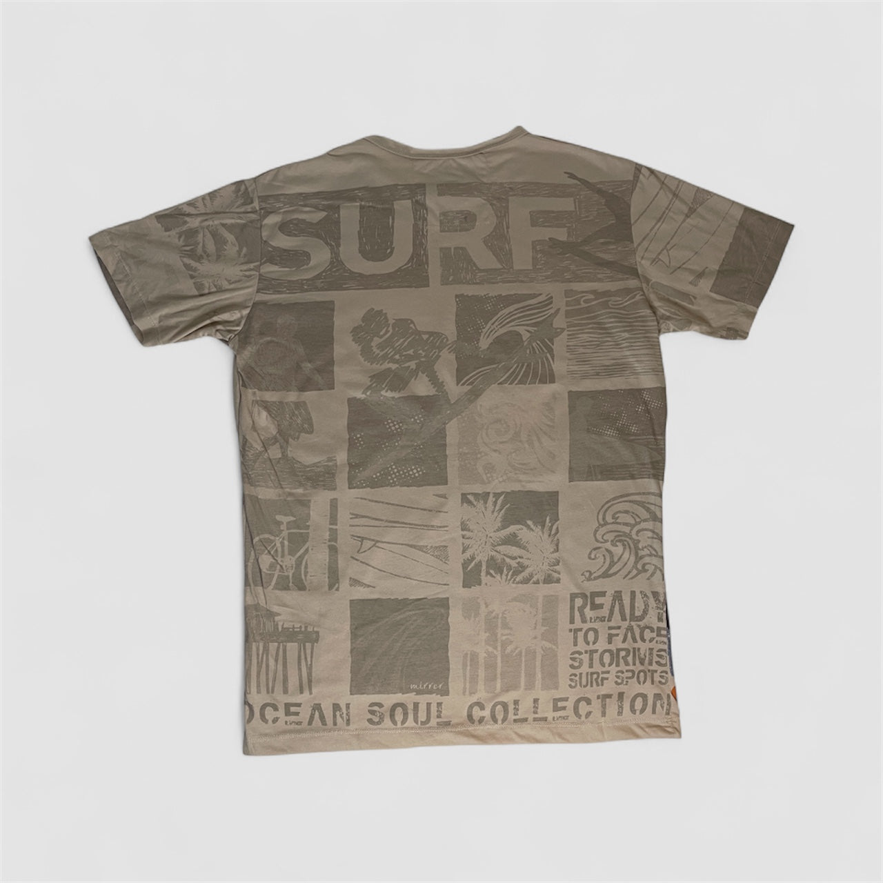 Maglietta unisex full-print “Ocean Grid” sabbia, con mosaico grafico surf vintage in arancio e blu, back.