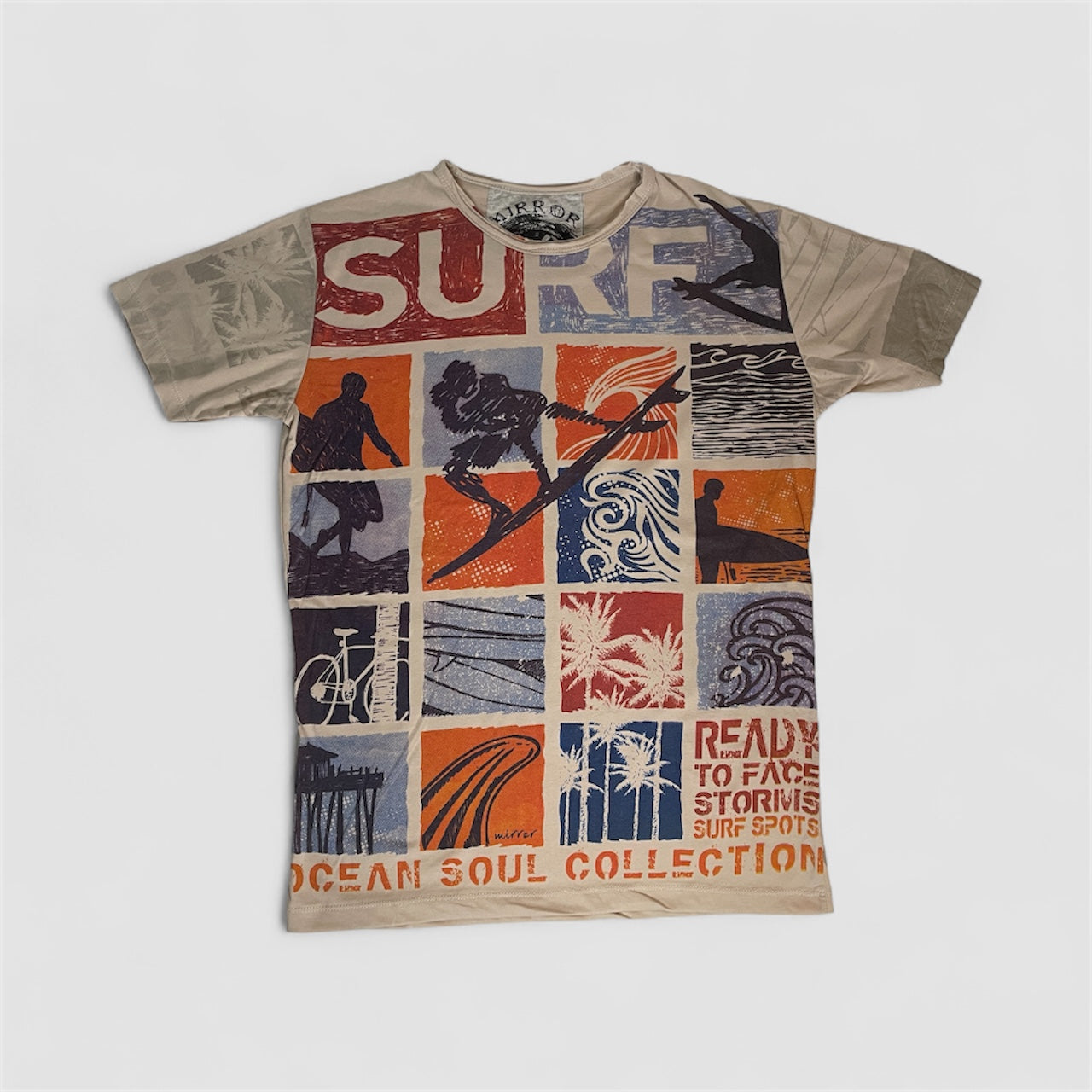 Maglietta unisex full-print “Ocean Grid” sabbia, con mosaico grafico surf vintage in arancio e blu.