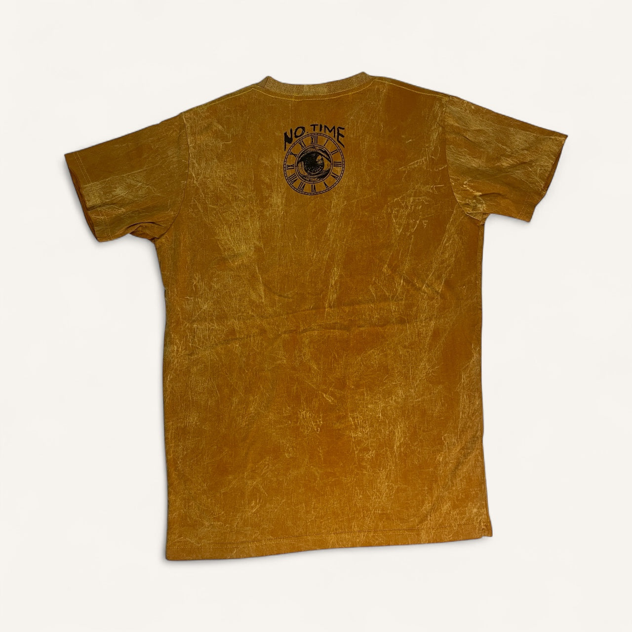 Maglietta unisex ocra effetto stonewash con stampa frontale scena spiaggia: surfboard, palme e camper vintage, back.