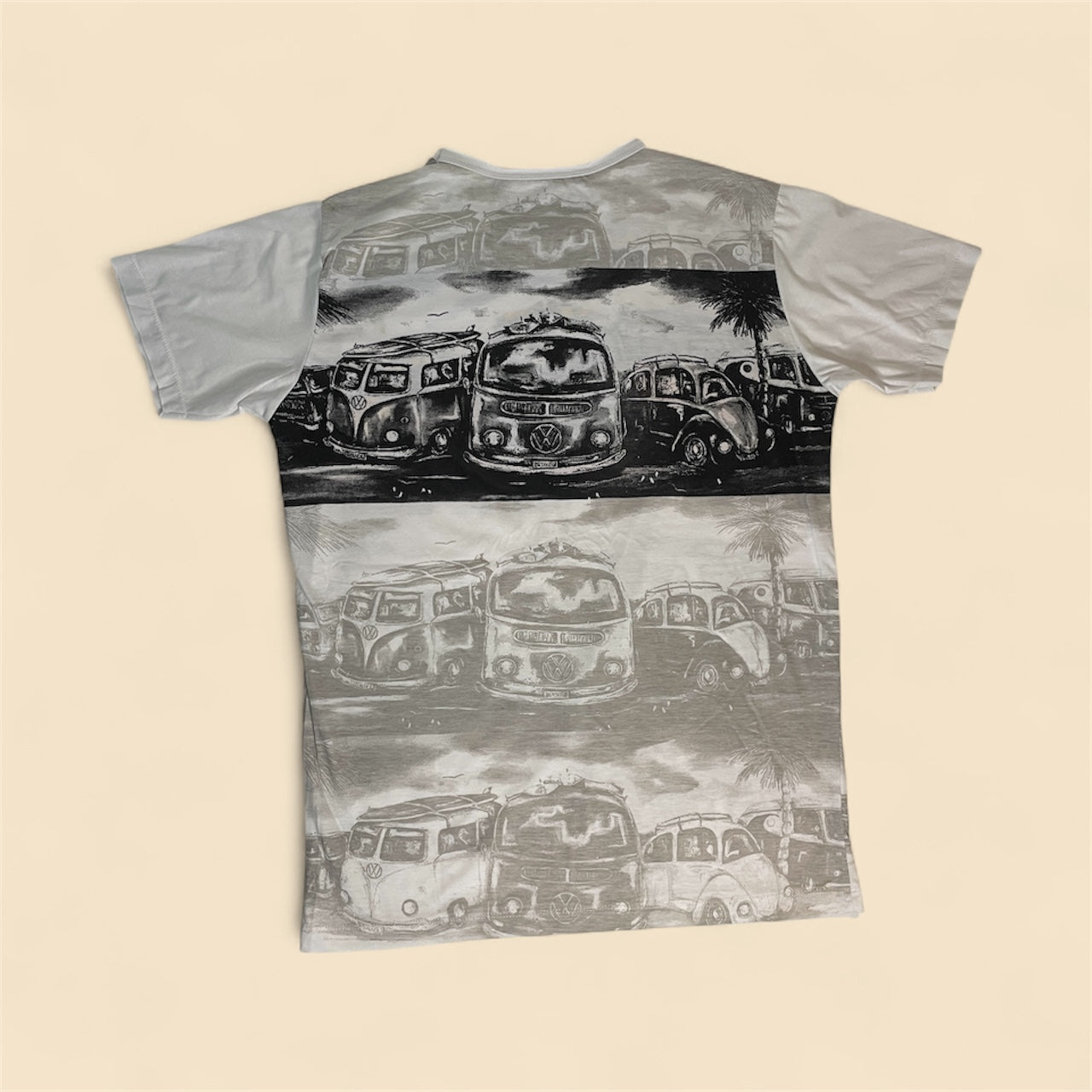 Maglietta unisex full-print bianca con fila di furgoncini retrò e maggiolino colorati in stile surf vintage, back.