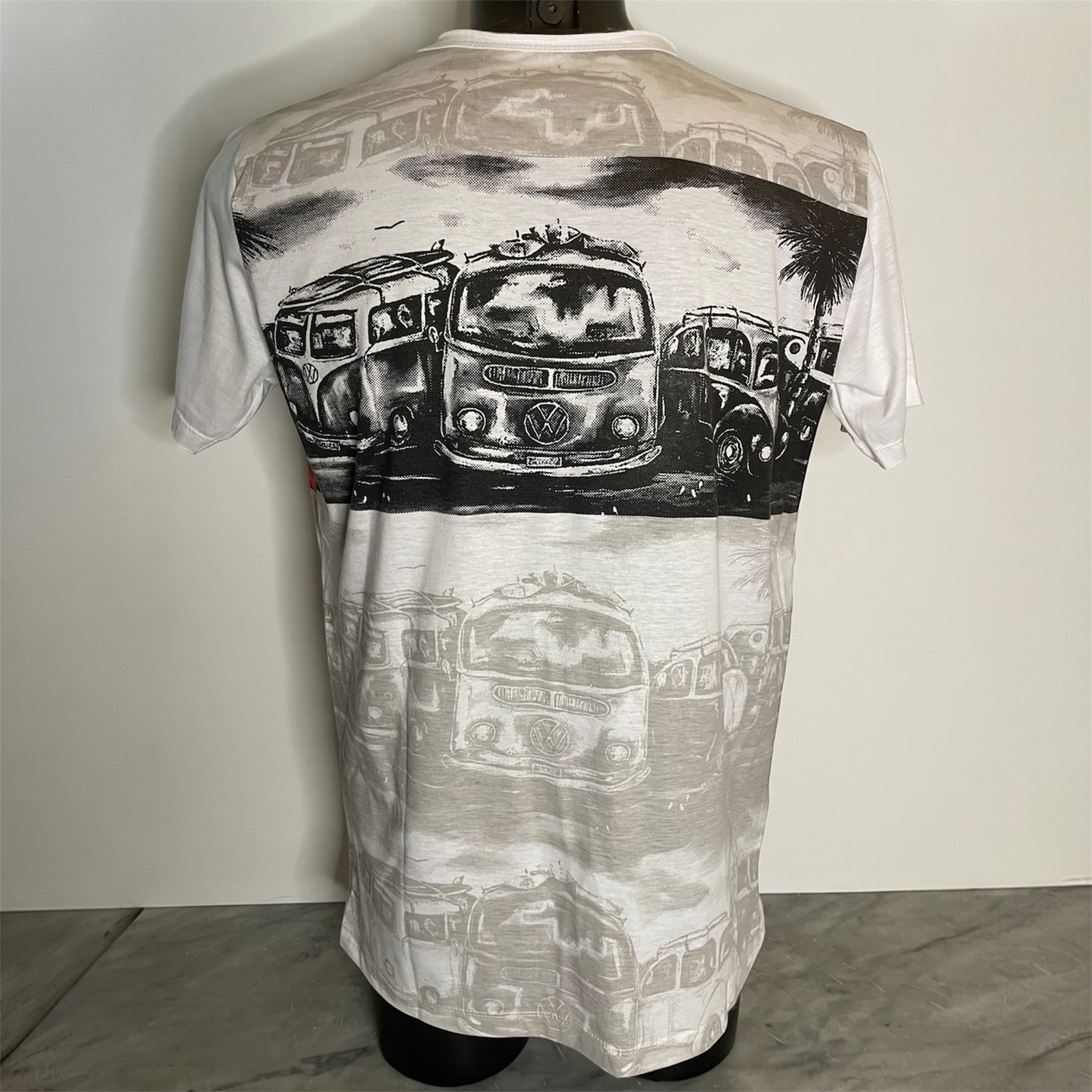 Maglietta unisex full-print bianca con fila di furgoncini retrò e maggiolino in stile surf vintage, on model, back.