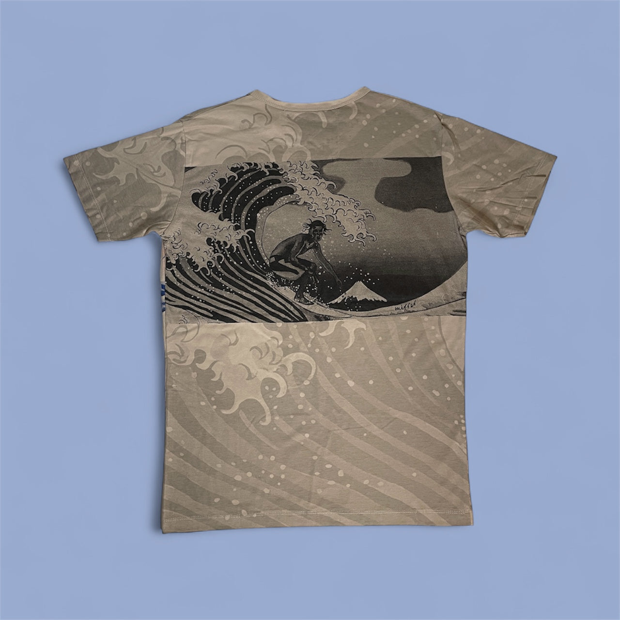 Maglietta unisex full-print con grafica surf vintage: surfista su onda in stile ukiyo-e, sfondo tono su tono e vestibilità regular, back.
