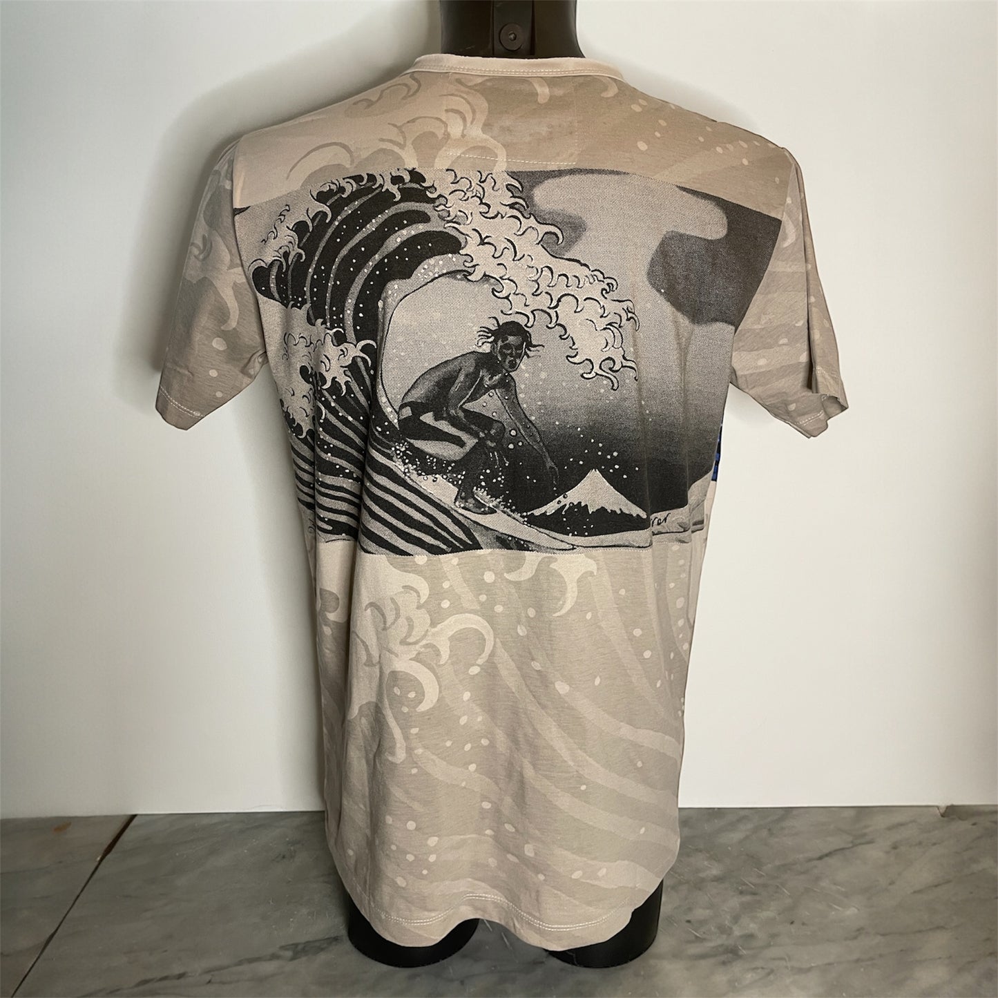 Maglietta unisex full-print con grafica surf vintage: surfista su onda in stile ukiyo-e, sfondo tono su tono e vestibilità regular, on model, back.