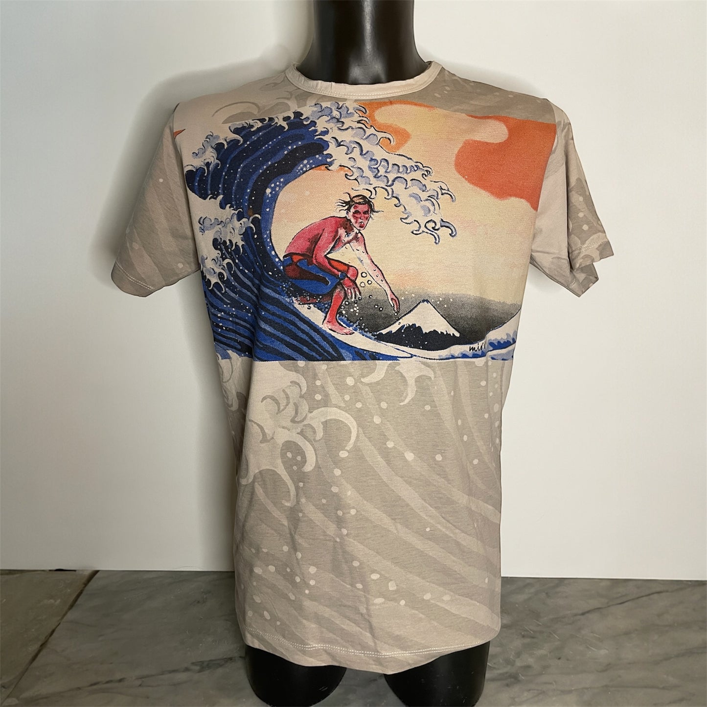 Maglietta unisex full-print con grafica surf vintage: surfista su onda in stile ukiyo-e, sfondo tono su tono e vestibilità regular, on model.