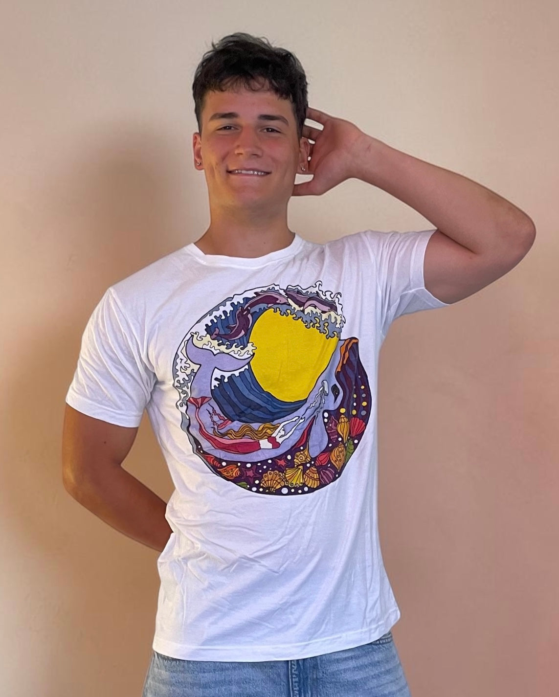 ragazzo indossando una t-shirt bianca con grafica colorata