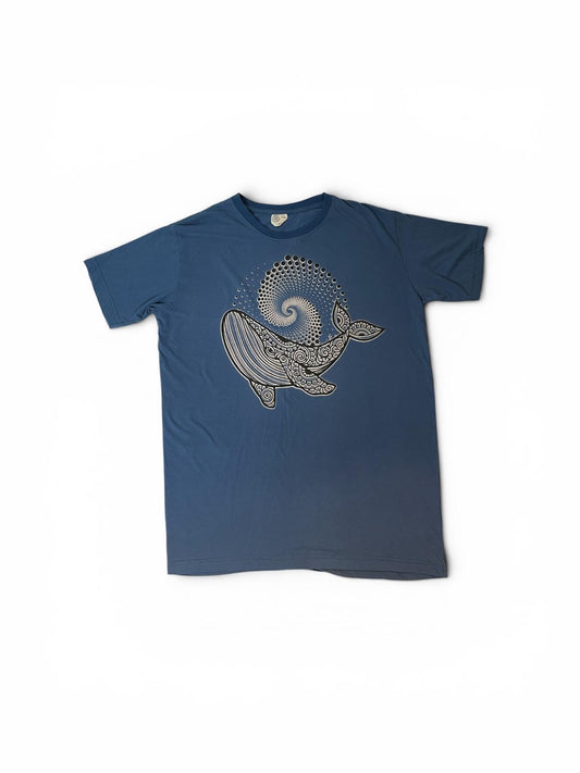La t-shirt “Cosmic Whale” combina minimalismo, spiritualità e arte simbolica in una grafica elegante e ipnotica.