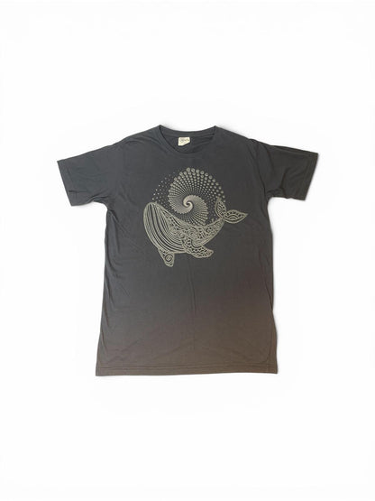 La t-shirt “Cosmic Whale” combina minimalismo, spiritualità e arte simbolica in una grafica elegante e ipnotica.