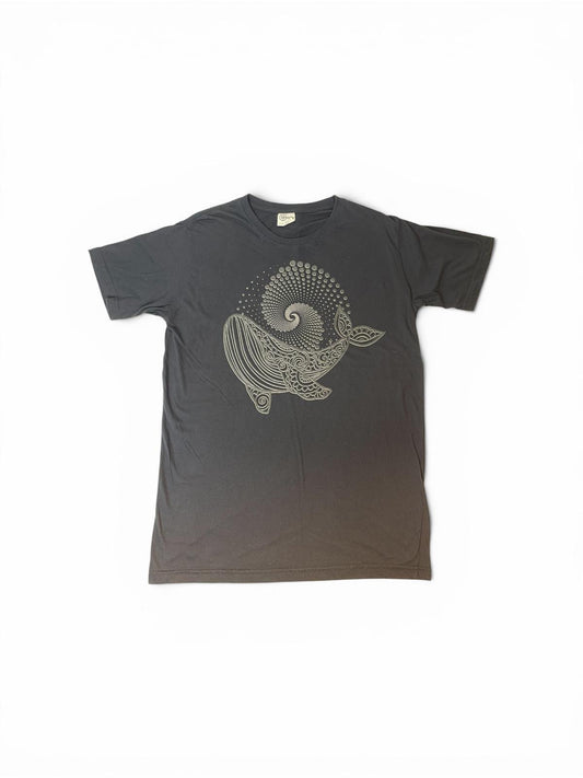 La t-shirt “Cosmic Whale” combina minimalismo, spiritualità e arte simbolica in una grafica elegante e ipnotica.