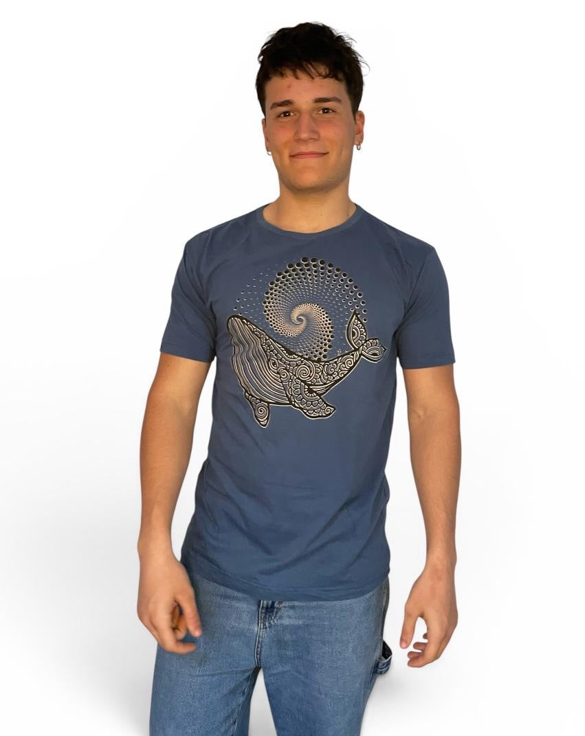 La t-shirt “Cosmic Whale” combina minimalismo, spiritualità e arte simbolica in una grafica elegante e ipnotica.