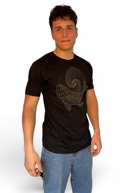 La t-shirt “Cosmic Whale” combina minimalismo, spiritualità e arte simbolica in una grafica elegante e ipnotica.