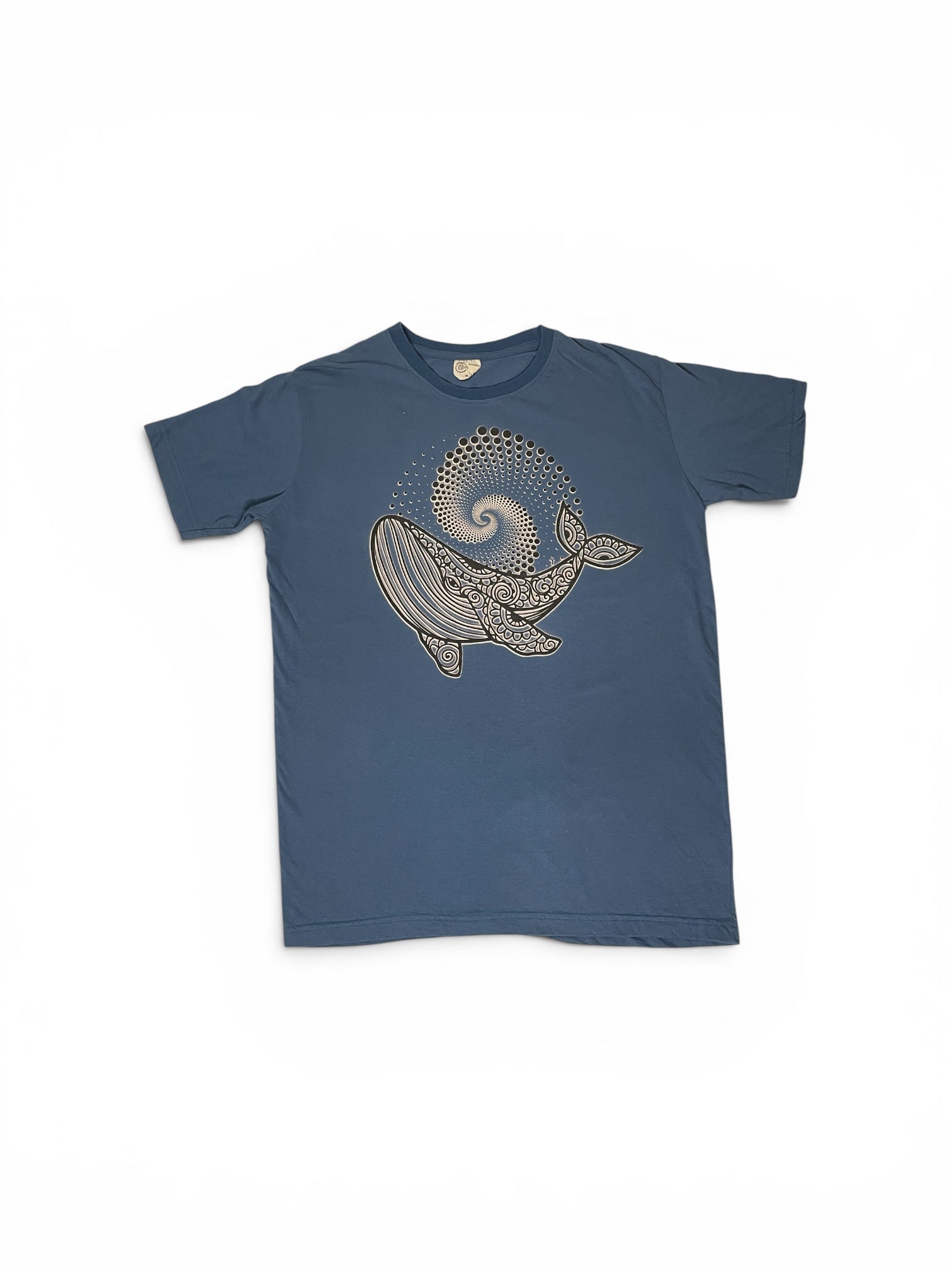 La t-shirt “Cosmic Whale” combina minimalismo, spiritualità e arte simbolica in una grafica elegante e ipnotica.